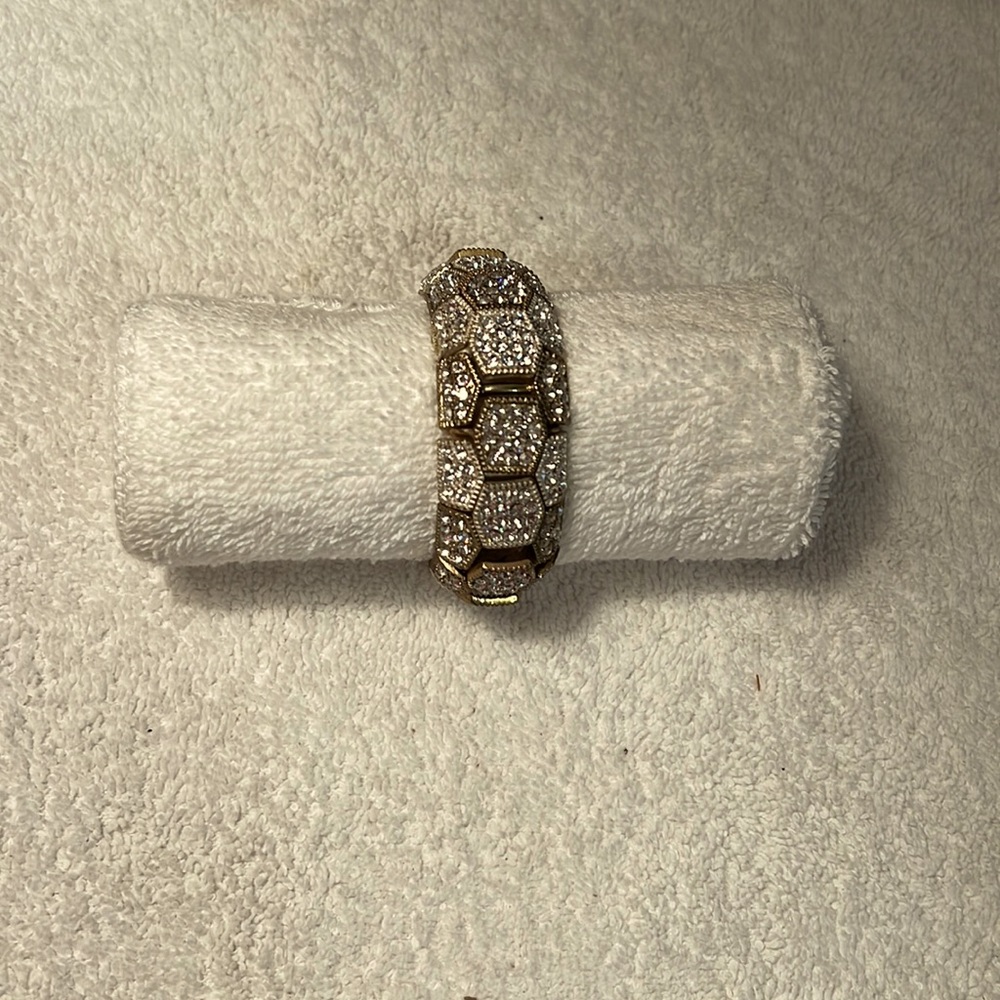 A nice gold diamond plated woman’s bracelet